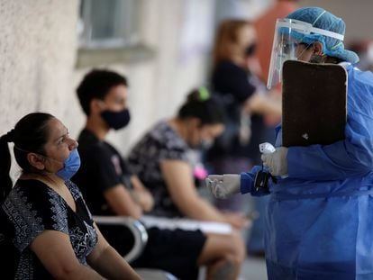 Una trabajadora sanitaria en un hospital público de Monterrey, este 14 de julio.