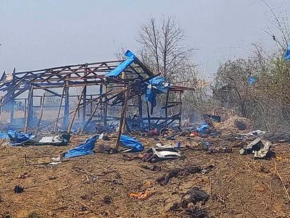 El lugar del bombardeo en la localidad de Pazigyi , en la región noroccidental birmana de Sagaing, en una imagen cedida por el grupo de activistas Kyunhla.
