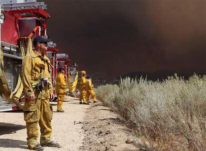 Los bomberos observan las llamas del incendio que afecta al condado de Los Ángeles desde el miércoles.