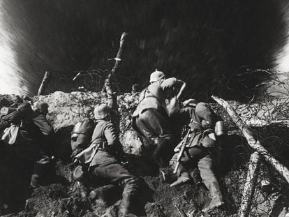 Soldados alemanes en una trinchera, durante la Primera Guerra Mundial.