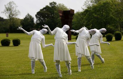 Un grupo de bailarines presenta el espectáculo de danza 'Topaguneak', que la compañía vasca Kukai ha diseñado específicamente para el museo Chillida Leku, creado por el escultor vasco Eduardo Chillida.