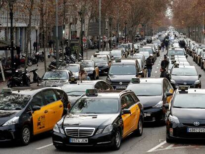 Taxistas de Barcelona bloquean la Gran V&iacute;a en la jornada del viernes.