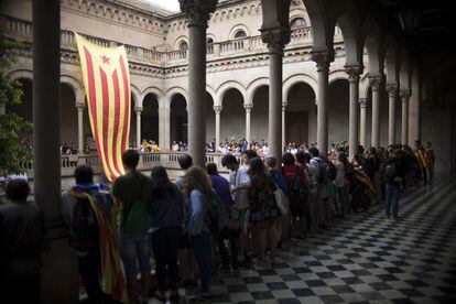 Al voltant de 3.000 estudiants s'han concentrat aquest divendres a la plaça Universitat, que han omplert, i posteriorment han ocupat l'Edifici Històric de la Universitat de Barcelona (UB) en defensa del referèndum d'independència de Catalunya, suspès pel Tribunal Constitucional.