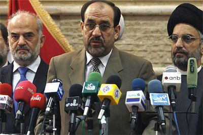 Jawad Al Maliki, durante una conferencia de prensa junto a Ibrahim Al Yafari, a la izquierda, y el líder suní Abdul Aziz Al Hakim.