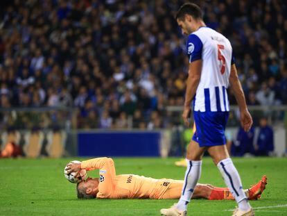 Antoine Griezmann se lamenta en el suelo durante el partido entre el Atlético y el Oporto este martes en Do Dragao.