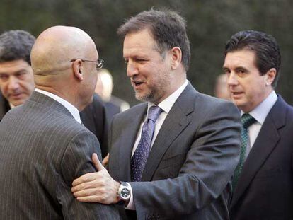 El presidente de Aragón, Marcelino Iglesias (derecha), saluda a Javier Rojo en presencia de Jaume Matas.