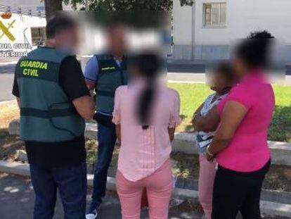 La Guardia Civil desmantela una red que traía mujeres a las que explotaba cuidando a dependientes