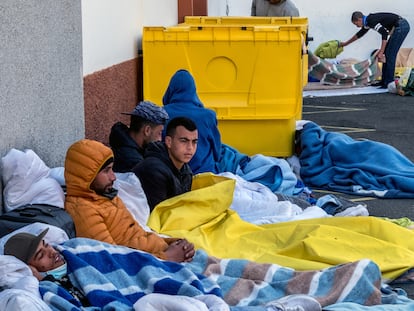 Migrantes acampan fuera del campo oficial “Canarias 50” tras negarse a admitir a 50 nuevos internos en sus carpas por miedo al Covid, el pasado día 27.