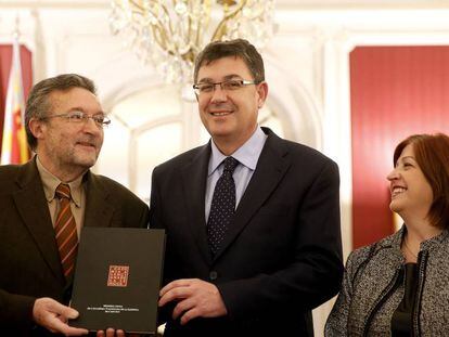 Josep Palomero, vicepresidente de la AVL, a la izquierda, entrega la memoria anual al presidente de las Cortes, Enrinc Morera.