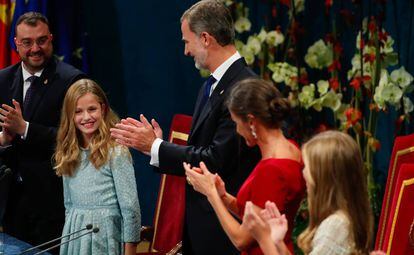 Leonor de Borbón recibe el aplauso de sus padres y hermana tras su primer discurso.