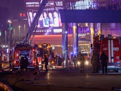 Equipos de emergencia junto al Crocus City Hall tras el ataque, este viernes en Moscú.