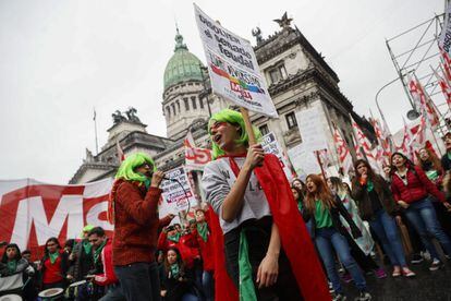Marcha a favor de la ley del aborto en el exterior del Senado en Buenos Aires (Argentina). 