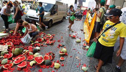 Fruta tirada en la calle durante una protesta ante el consulado de Francia en Barcelona contra los ataques a camiones espa&ntilde;oles.