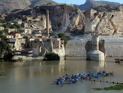 Los restos del puente de Hasankeyf cubiertos de cemento, así como la ladera del castillo para evitar su erosión durante la inundación de la presa de Ilisu.