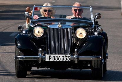 Los duques de Cornualles han felicitado las fiestas con una imagen de ambos en la Habana (Cuba), durante su visita oficial al país el pasado mes de marzo. Una fotografía más veraniega que navideña, en la que se ve al príncipe Carlos y Camila Parker Bowles montados en un descapotable negro, conducido por el heredero al trono, y con gafas de sol.