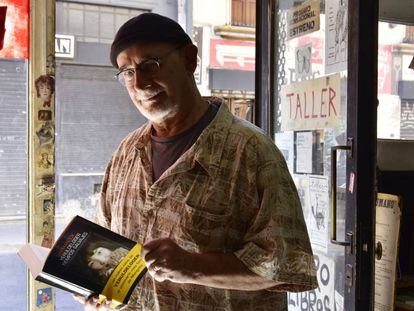 El escritor francés Ian Manook en una librería del barrio de San Telmo (Buenos Aires).