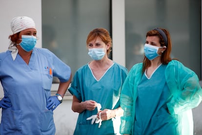Tres sanitarias, este martes en el hospital Infanta Elena de Valdemoro (Madrid).