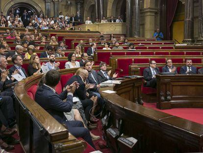 Un momento de una sesión del Parlament. Puigdemont, en primer plano.