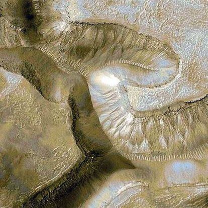 Imagen de barrancos en Marte tomada por la <i>Mars Global Surveyor.</i>