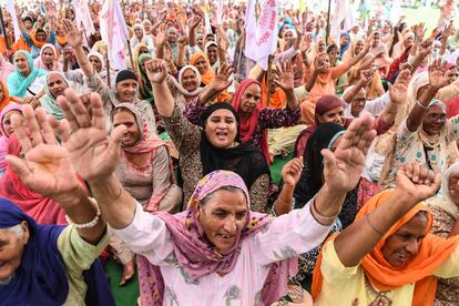 Agricultores indios en una protesta en una aldea en las afueras de Amritsar contra las reformas agrícolas del gobierno central, el pasado 23 de septiembre.