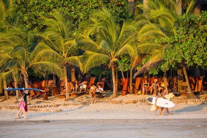 Surfistas en la playa Avellana, en la provincia de Guanacaste, en la costa del Pacífico. 