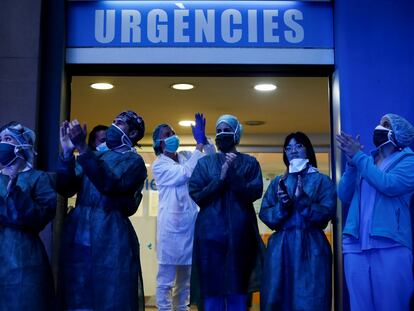 Varios sanitarios salen a la calle a aplaudir.
