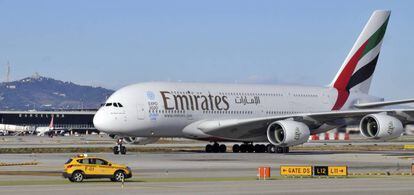 Avión A380 de Emirates en el aeropuerto de El Prat.