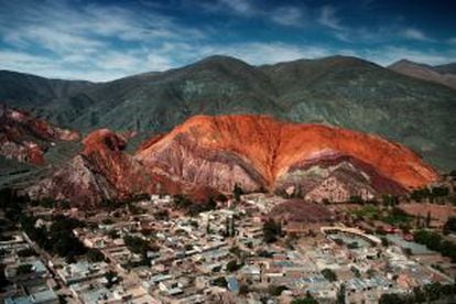 Vista de Purmamarca y el Cerro de los Siete Colores.