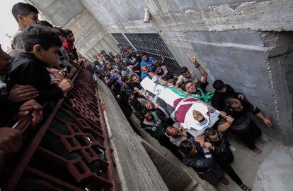 El Ejército de Israel considera que no se ha hecho un uso desproporcionado de la fuerza e insiste en que no permitirá “ningún intento de dañar la infraestructura de la frontera”. En la imagen, un momento del funeral del joven Ibrahim Abu Shaer en Rafah, en la Franja de Gaza.