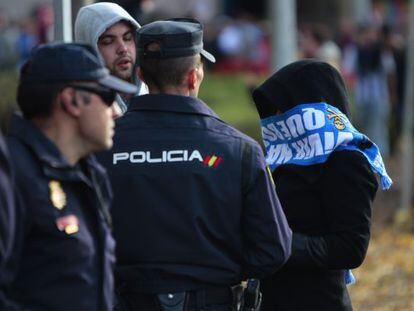 Dos seguidores del Deportivo, en los aledaños del Calderón.