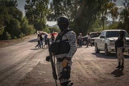 Elementos de la Guardia Nacional vigilan el exterior del panteón de Malpaso.