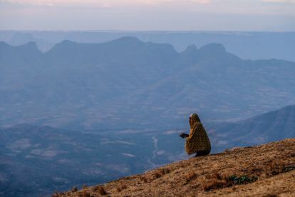 Una mujer, en la región etíope de Seru y Bele Gesgar, contempla el horizonte.