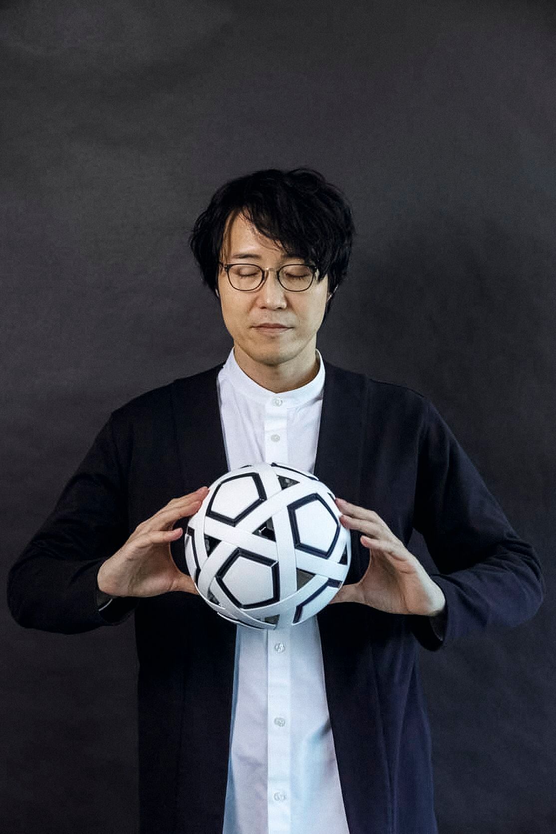 Sato sostiene el balón My Football Kit, compuesto de 54 piezas fáciles de armar y almacenar. Fue diseñado para popularizar el deporte en países pobres y varias empresas japonesas lo donan a escuelas, clubes e instituciones.