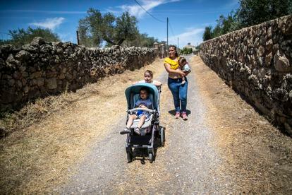 Montaña Ferrer y sus tres hijas pasean por Aldea del Cano, un pueblo de menos de 5.000 habitantes en Extremadura.