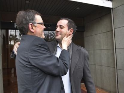 Ximo Puig y Jorge Alarte se saludan ante la sede del PSPV en Valencia. 