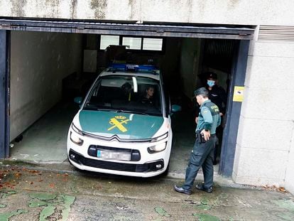 Vehículo de la Guardia Civil que trasladaba al detenido a los juzgados de Vigo, el pasado día 25.