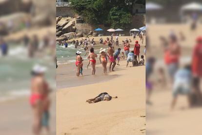 Uno de los cuerpos encontrado sobre la playa de Acapulco.