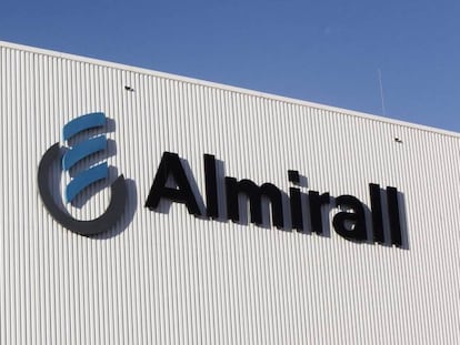 Almirall supera las pérdidas y gana 27,3 millones en el primer semestre