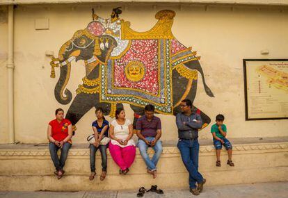 Una familia india descansa a la salida de un templo en Bundi (India).