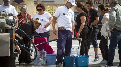 Vecinos de C&aacute;diz se abastecen de agua tras el corte de suministro.