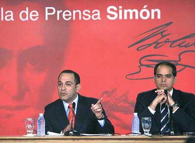 Jesse Chacón, nuevo jefe de Gabinete de Chávez (izquierda), y Andrés Izarra, ministro de Comunicación.