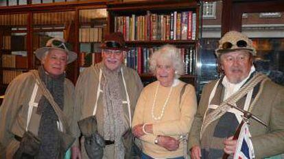Jan Morris, con viejos miembros de la expedición al Everest.