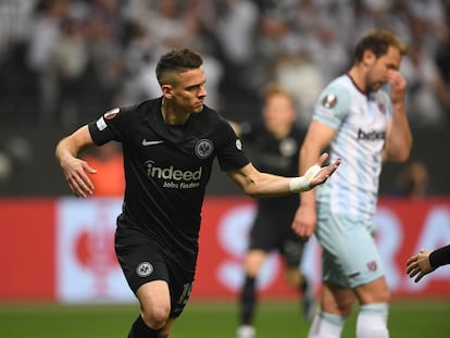 Rafael Santos Borré celebra el gol del Eintracht ante el West Ham.