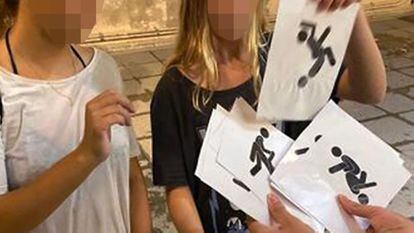 Dos niñas eligen unas hojas con posturas sexuales en la gincana sobre educación sexual organizadapor el Servicio de Juventud del Ayuntamiento de Vilassar de Mar (Barcelona)