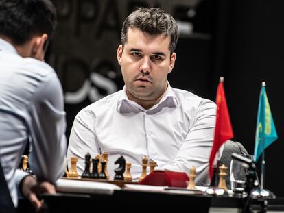 Niepómniashi mira a Ding durante la 5ª partida este sábado en Astaná (Kazajistán).