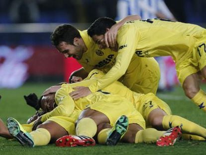 Los jugadores del Villarreal celebra uno de los goles de Uche. 