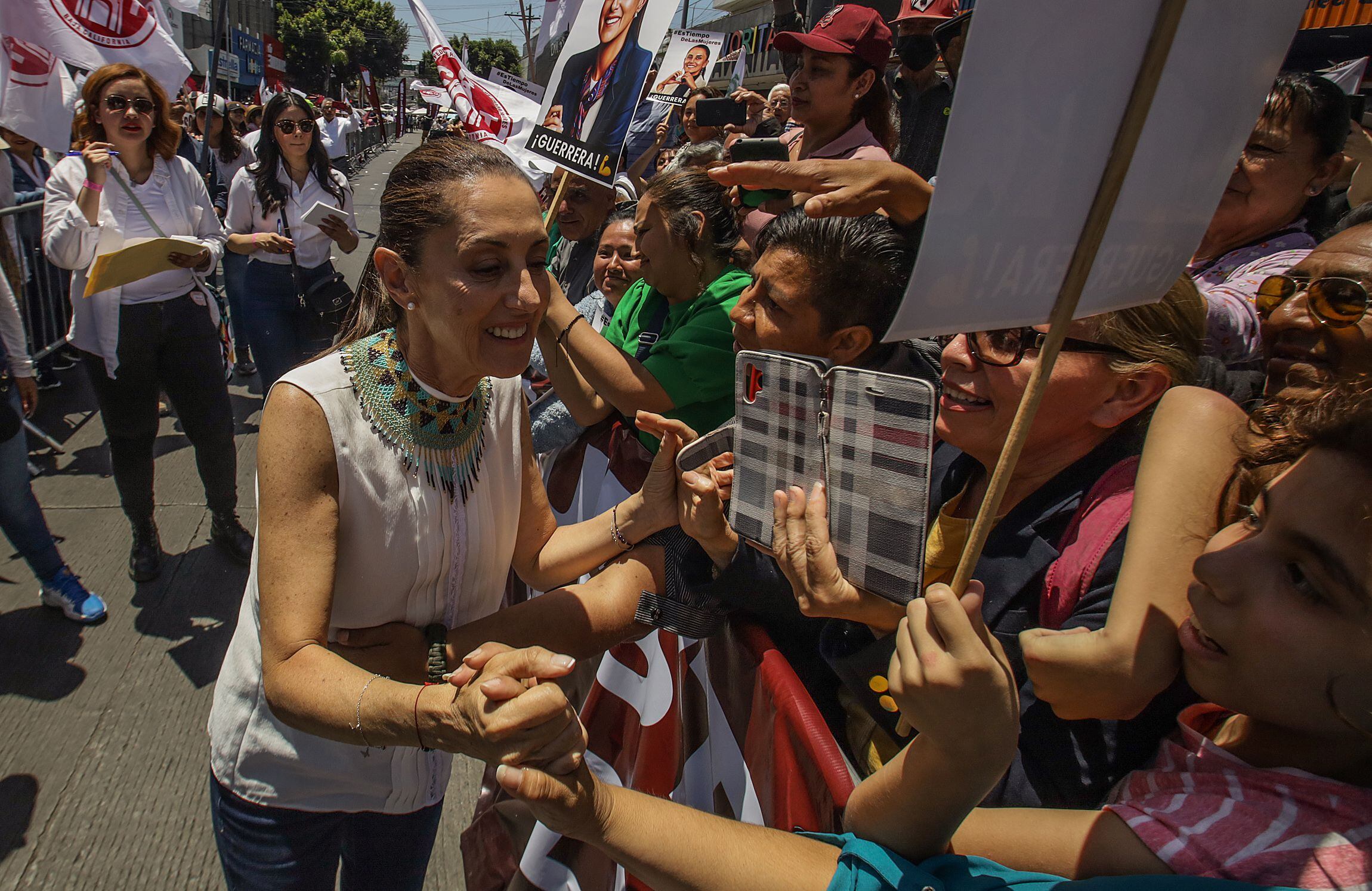 Claudia Sheinbaum saluda a simpatizantes en Tijuana (Baja California), el 22 de junio.