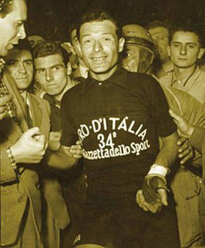 Giovanni Pinarello, con la &#039;maglia nera&#039; en el Giro de 1951.