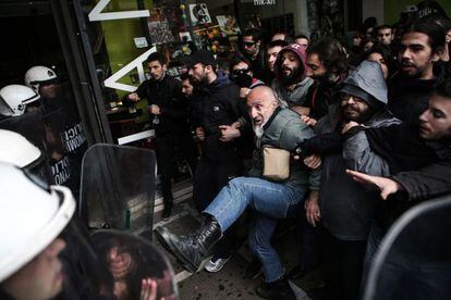 Manifestantes contra la apertura comercial en domingos se enfrentan a antidisturbios en Atenas.