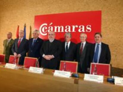 En el centro Javier G&oacute;mez Navarro, presidente del Consejo Superior de C&aacute;maras de Comercio, Arturo Fern&aacute;ndez y Miquel Valls, presidentes de las C&aacute;maras de Madrid y Barcelona, en una imagen de archivo.